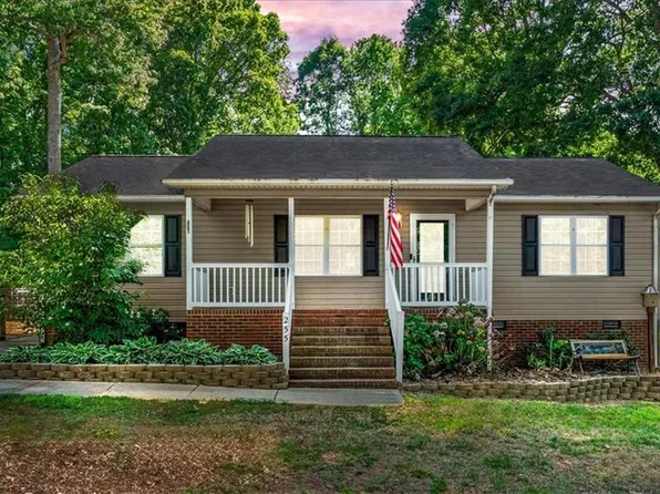 255 Mustang Dr, Thomasville, NC 27360