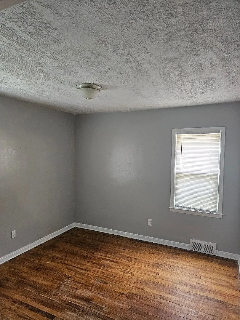 17335 Teppert - 2 Beds & 1 Bath For Rent! — Photo 4