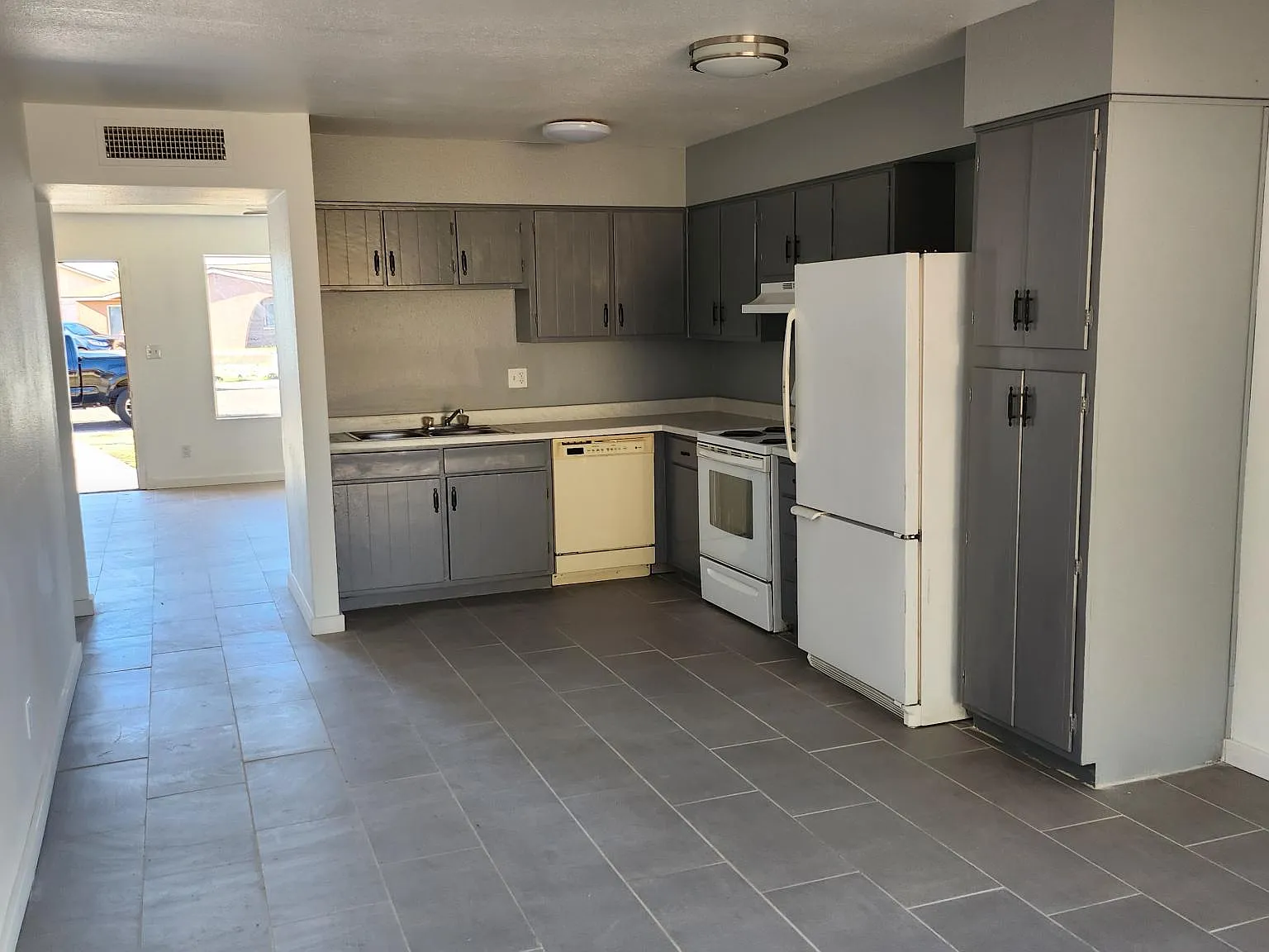 4 bed, 2000 sqft, $1,825 — Photo 2