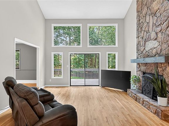 5th image of 505 Woodman Pl