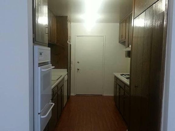 2nd image of 5339 Newcastle Ave Unit 105