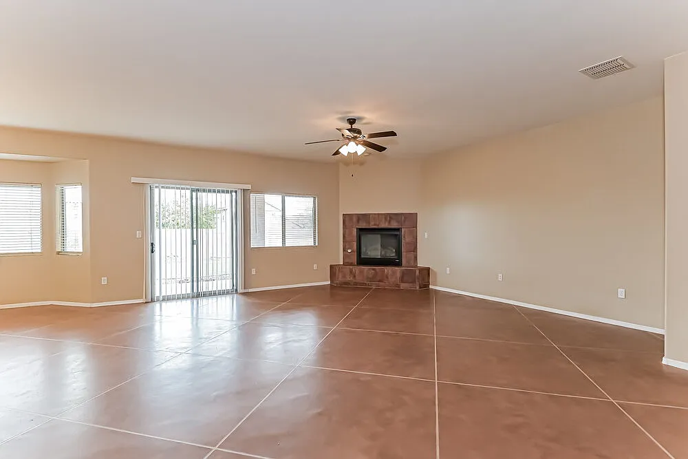 4 bed, 2.0 bath, 2156 sqft, $2,295 — Photo 3