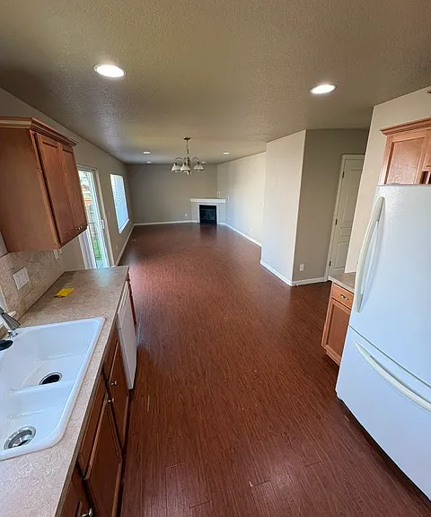 947 Alina Ave SE — Photo 3