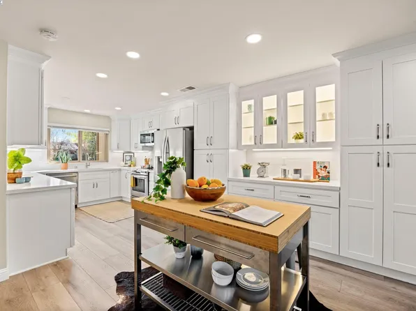 1114 Bismarck Ln, Alameda, CA 94502