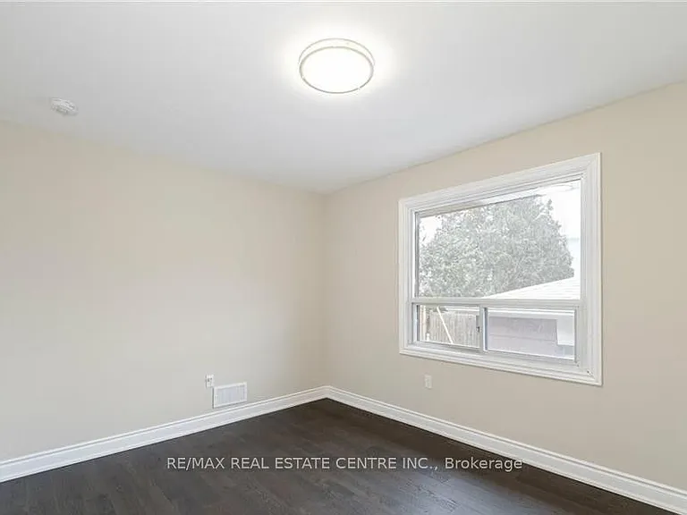 364 E 14th St #UPPER FLOOR ONLY — Photo 21