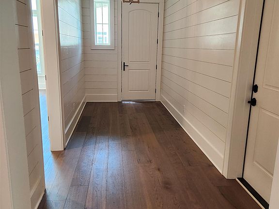 4th image of 100 Sadie Ln #100