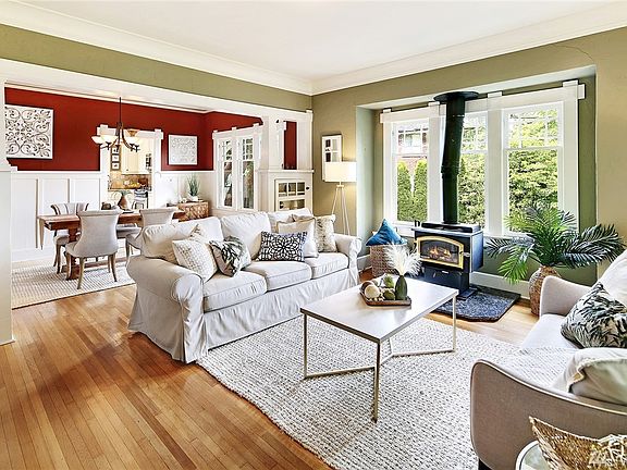 Grand spaces and open floor plan, perfect for entertaining and to maximize light 