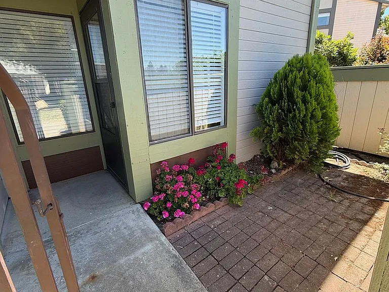 1930 Manor Pl — Photo 2