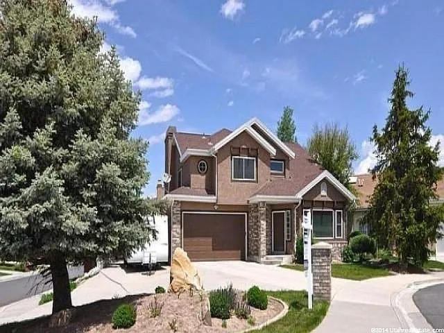 425 E Crown Pointe Dr — Photo 2