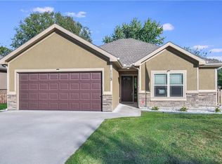 1113 Se Oak Ridge Drive, Oak Grove, MO 64075