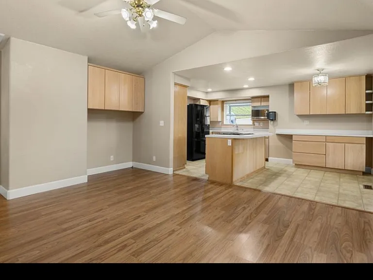 2495 NW Loma Vista Dr — Photo 7