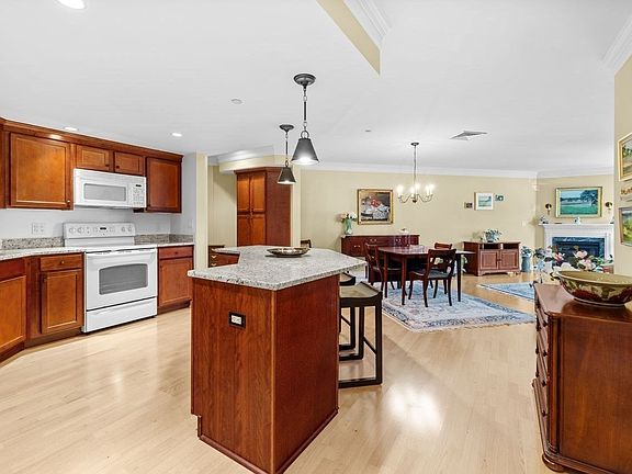 4th image of 490 Main St Unit 205