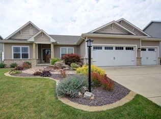 1213 Farm Lake Dr, Mahomet, IL