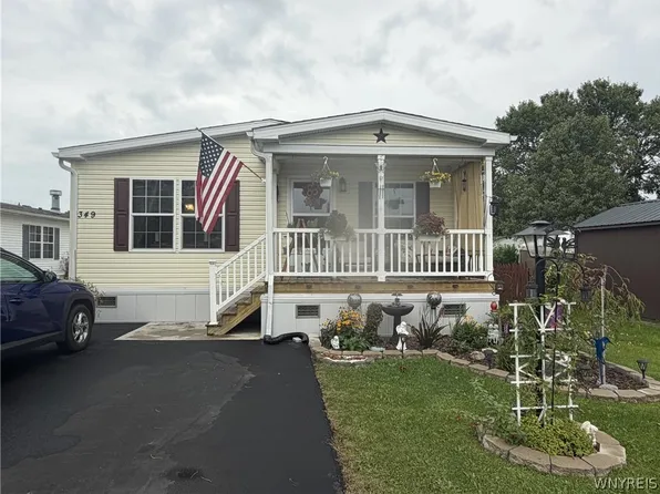 349 Applewood Dr, Lockport, NY 14094