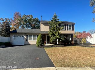 10 Lampost Ct, Howell, NJ 07731