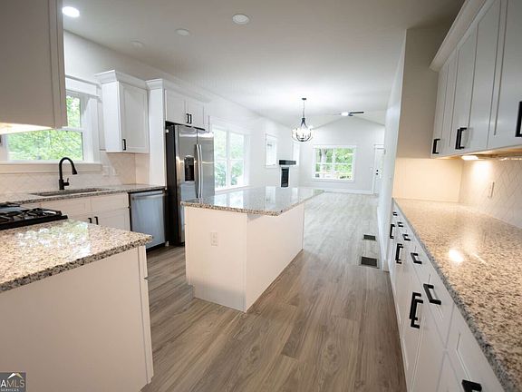 4th image of 263 Hillcrest Dr