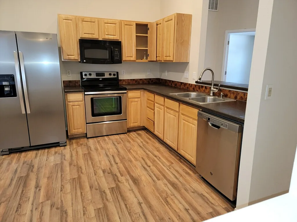3 bed, 1444 sqft, $2,000 — Photo 3