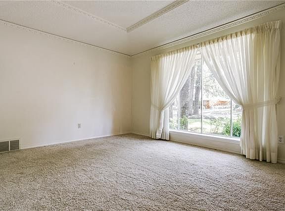 2nd image of 2466 Lakeview Cir