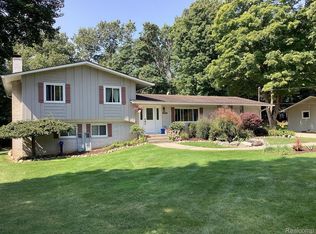 2833 N Tipsico Lake Rd, Hartland, MI 48353