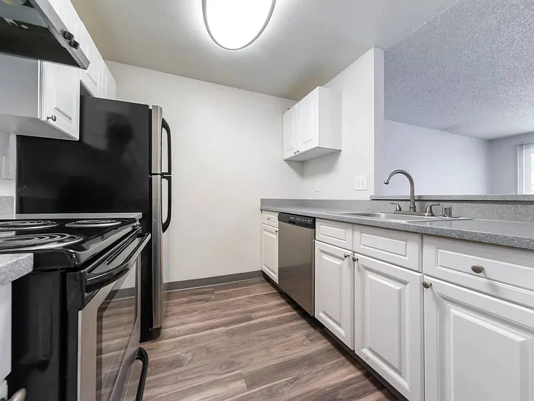 Solana Apartments — Photo 9