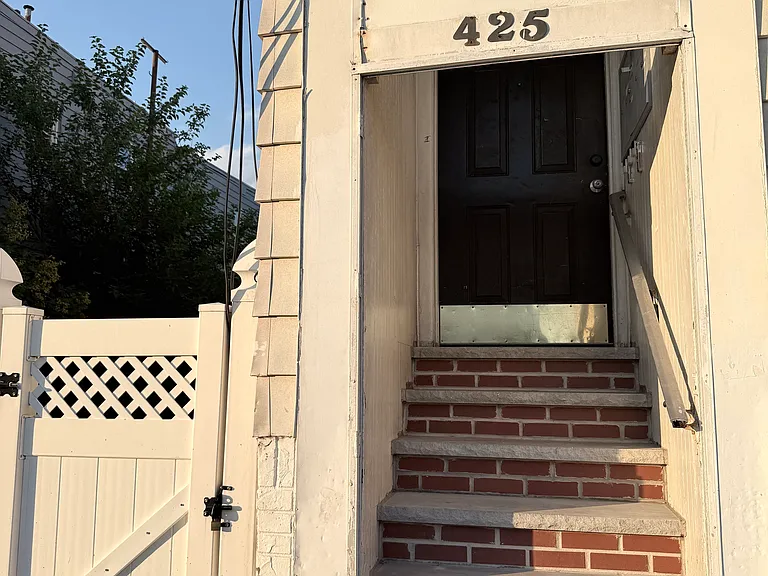 425-427 3rd Ave #B — Photo 38