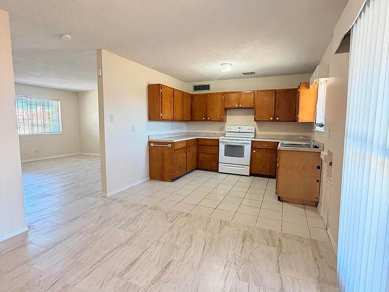 5726 Waycross Ave — Photo 6
