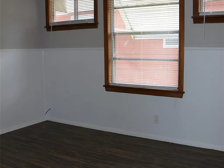 710 W 7th St — Photo 10
