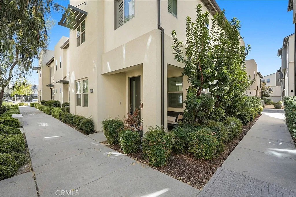 3 bed, 2.5 bath, 1645 sqft, $4,450 — Photo 4