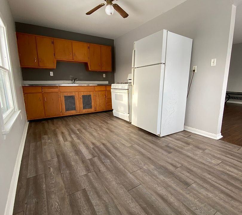 1st image of 321 E 1st St #5132794