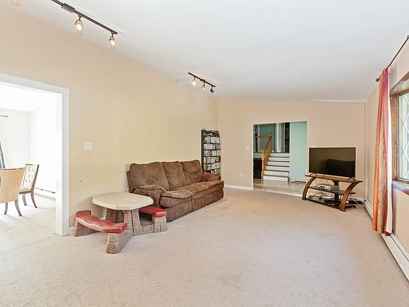 5th image of 8 Fowler Ave