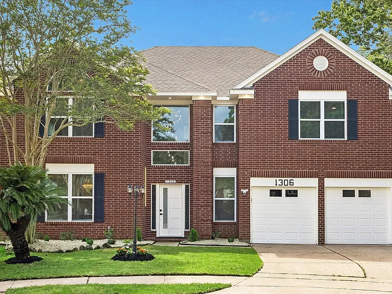 1306 Hunter Wood Dr — Photo 1
