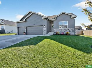 11709 Port Royal Dr, Papillion, NE 68046