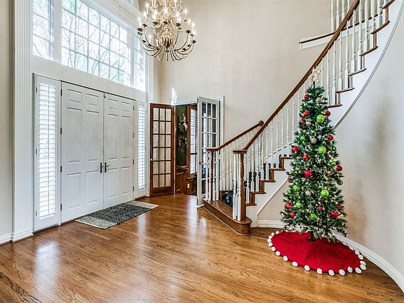 3rd image of 803 Huntington Ct