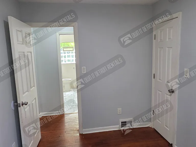 3 bed, 1.0 bath, 1277 sqft, $1,020 — Photo 14
