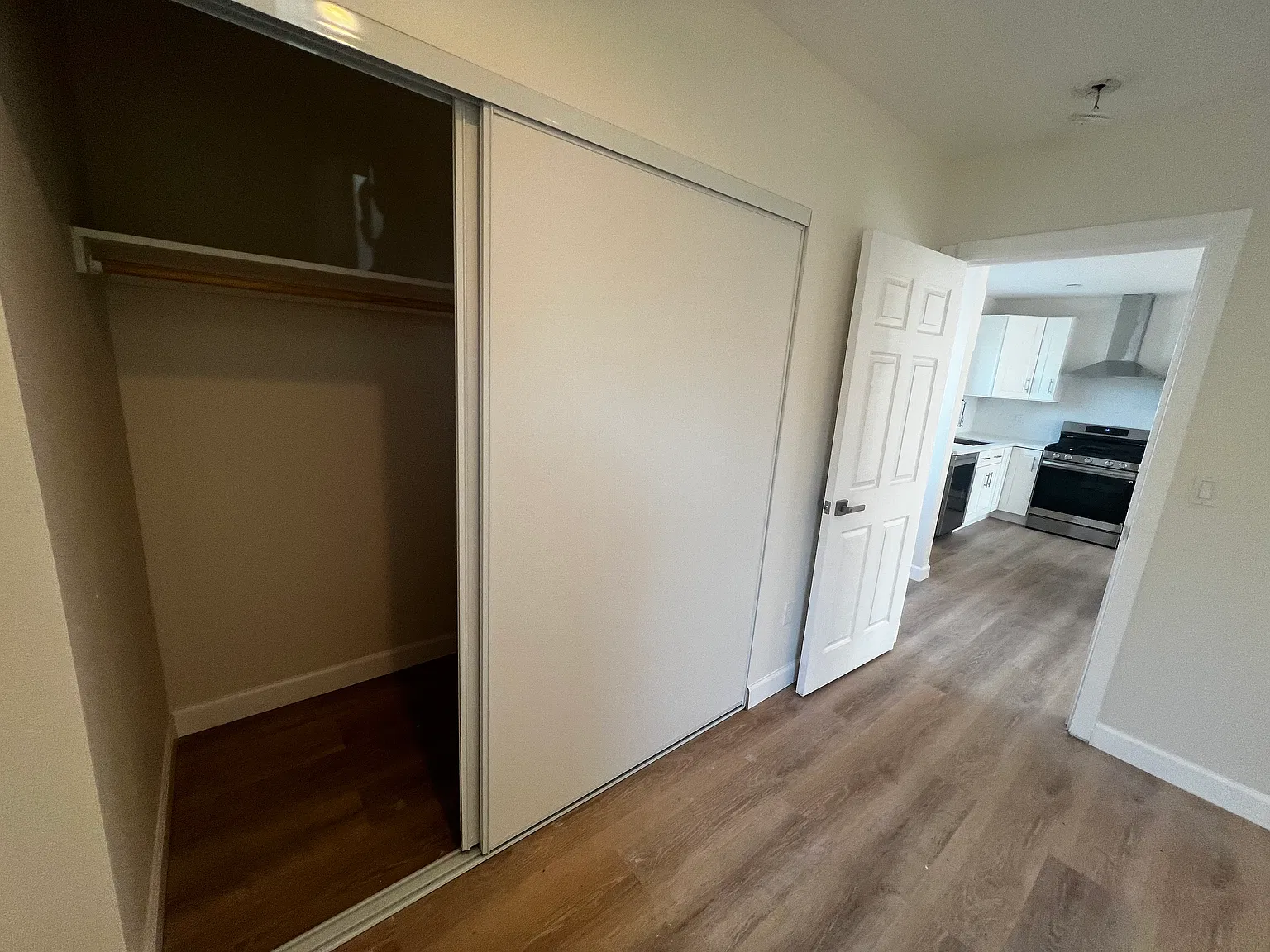 2 bed, 900 sqft, $3,300 — Photo 4