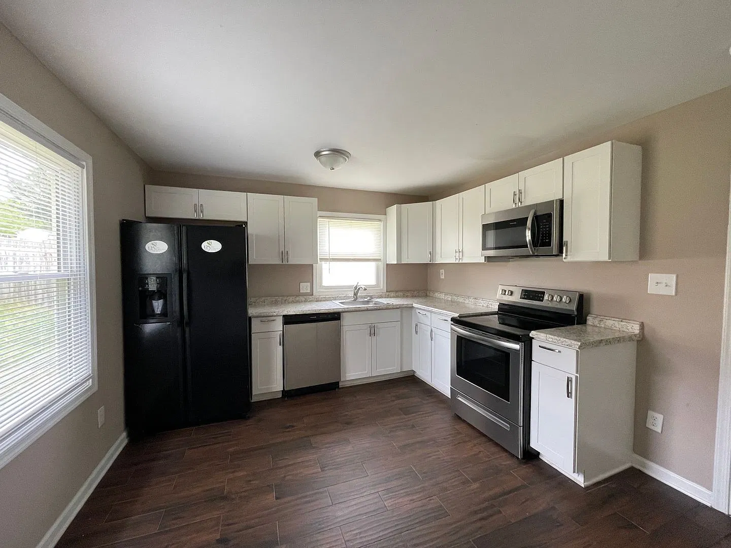 3-bedroom 1 full bath ranch style home — Photo 3