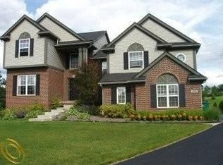3211 Waldon Ridge Dr, Orion, MI 48359