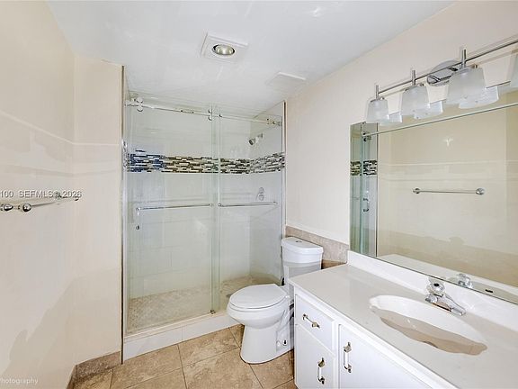 5th image of 471 Ives Dairy Rd APT 402-3