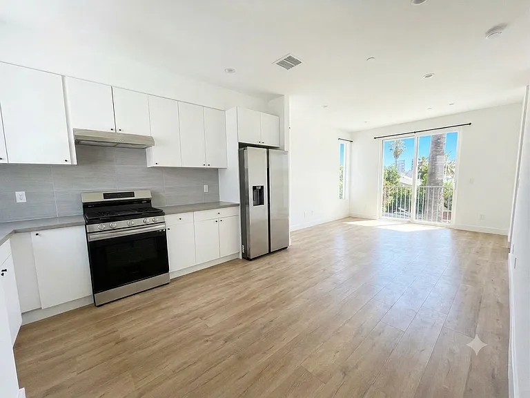 161 S Hoover St #B — Photo 15