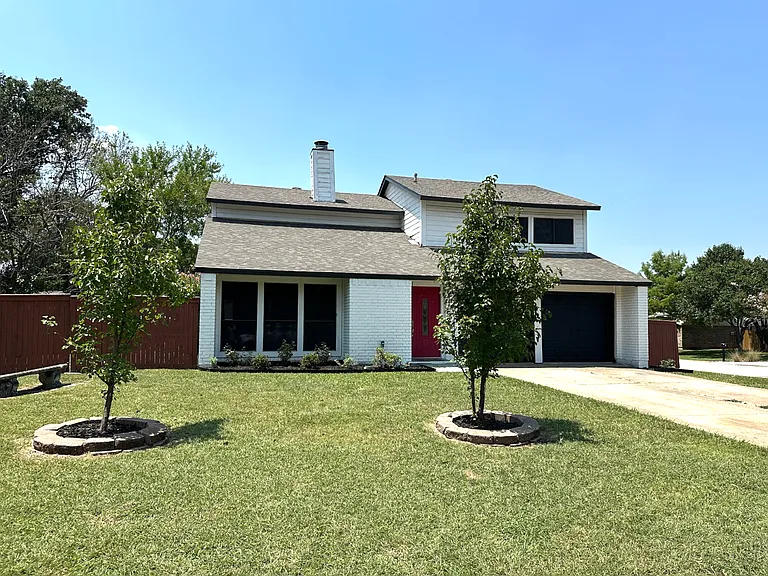1237 Sterling Ln — Photo 1