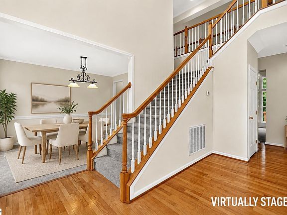 2nd image of 7 Noble Oaks Ln