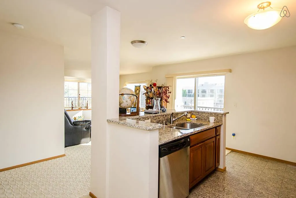 Building Photo - 1125 E Olive St #5