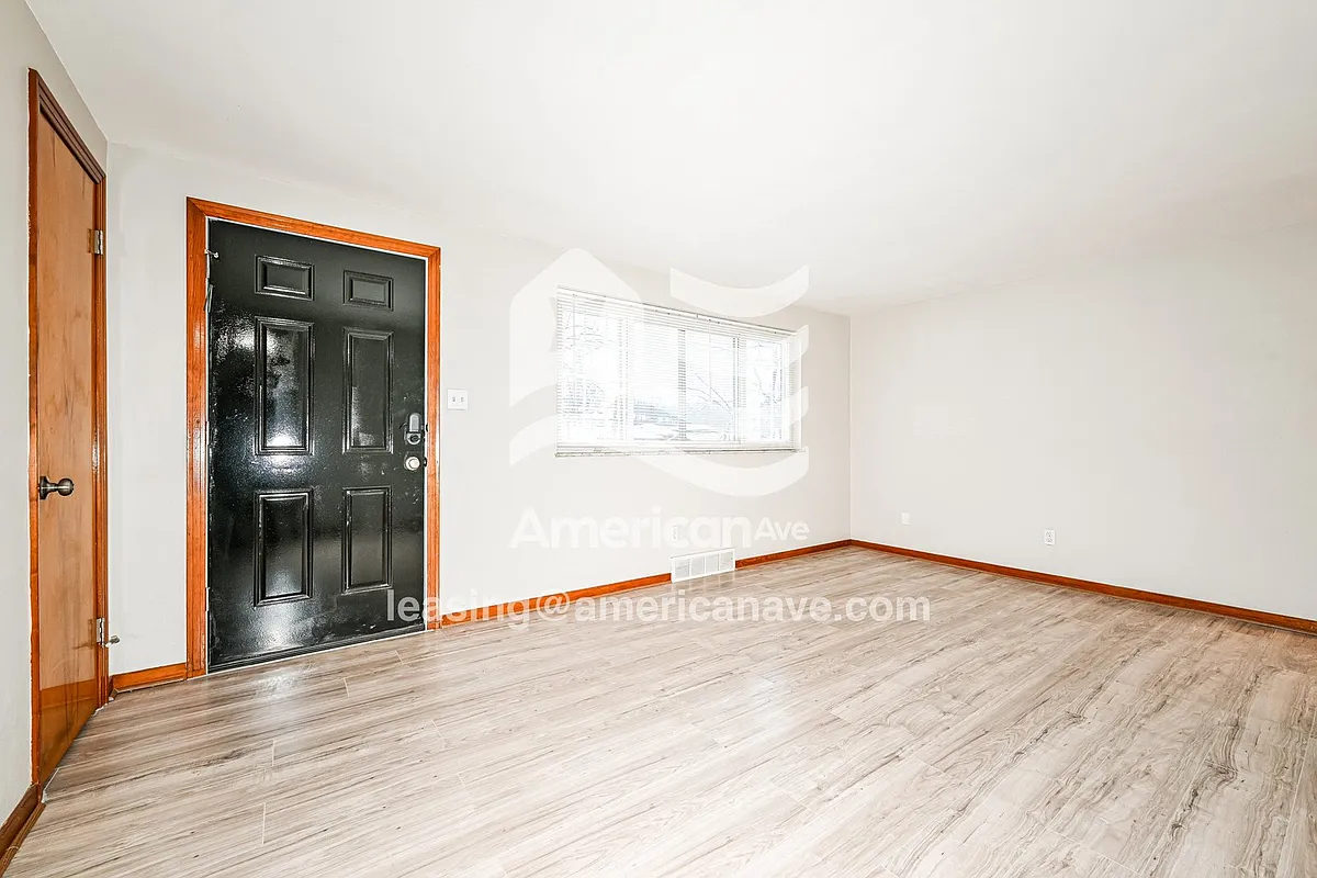 616740_002_living_room_2.jpg - 215 Boston Hollow Rd