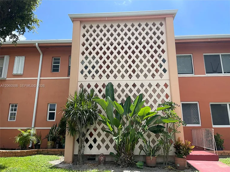 3430 SW 10th St #3 — Photo 1