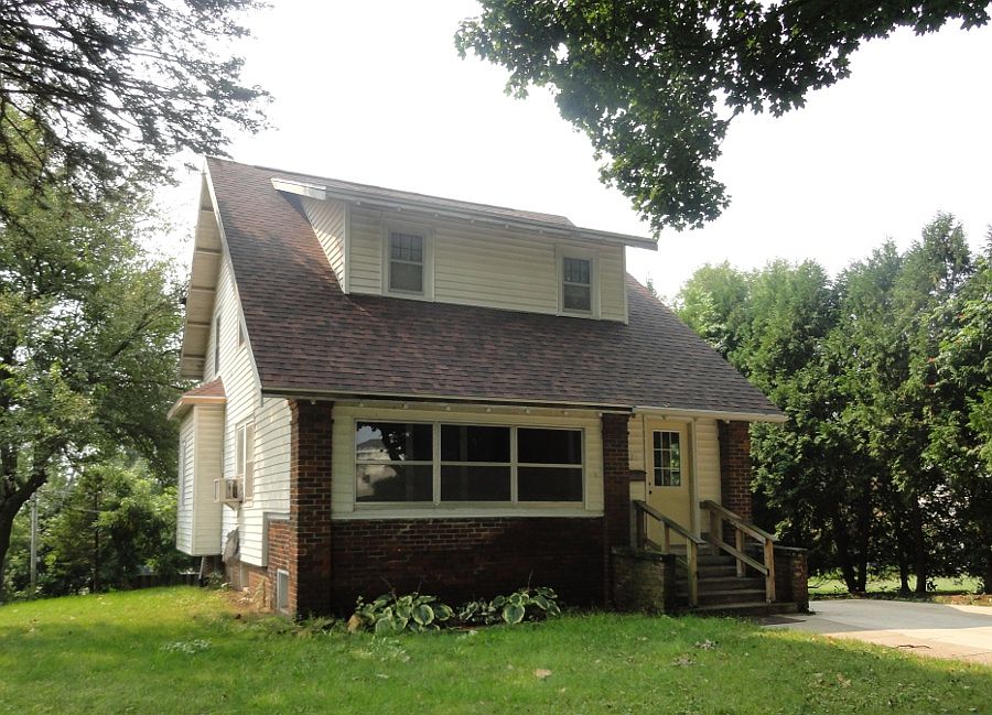 1st image of 621 W 1st St