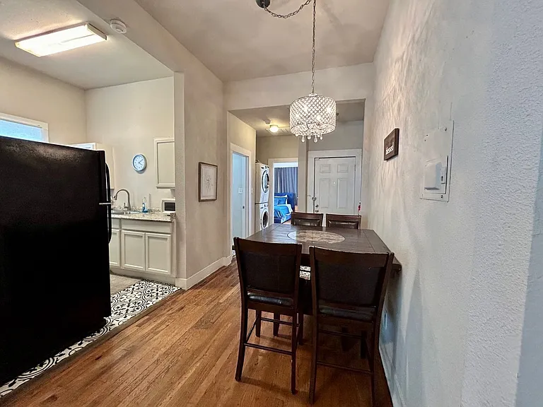 404 E Carson St — Photo 8
