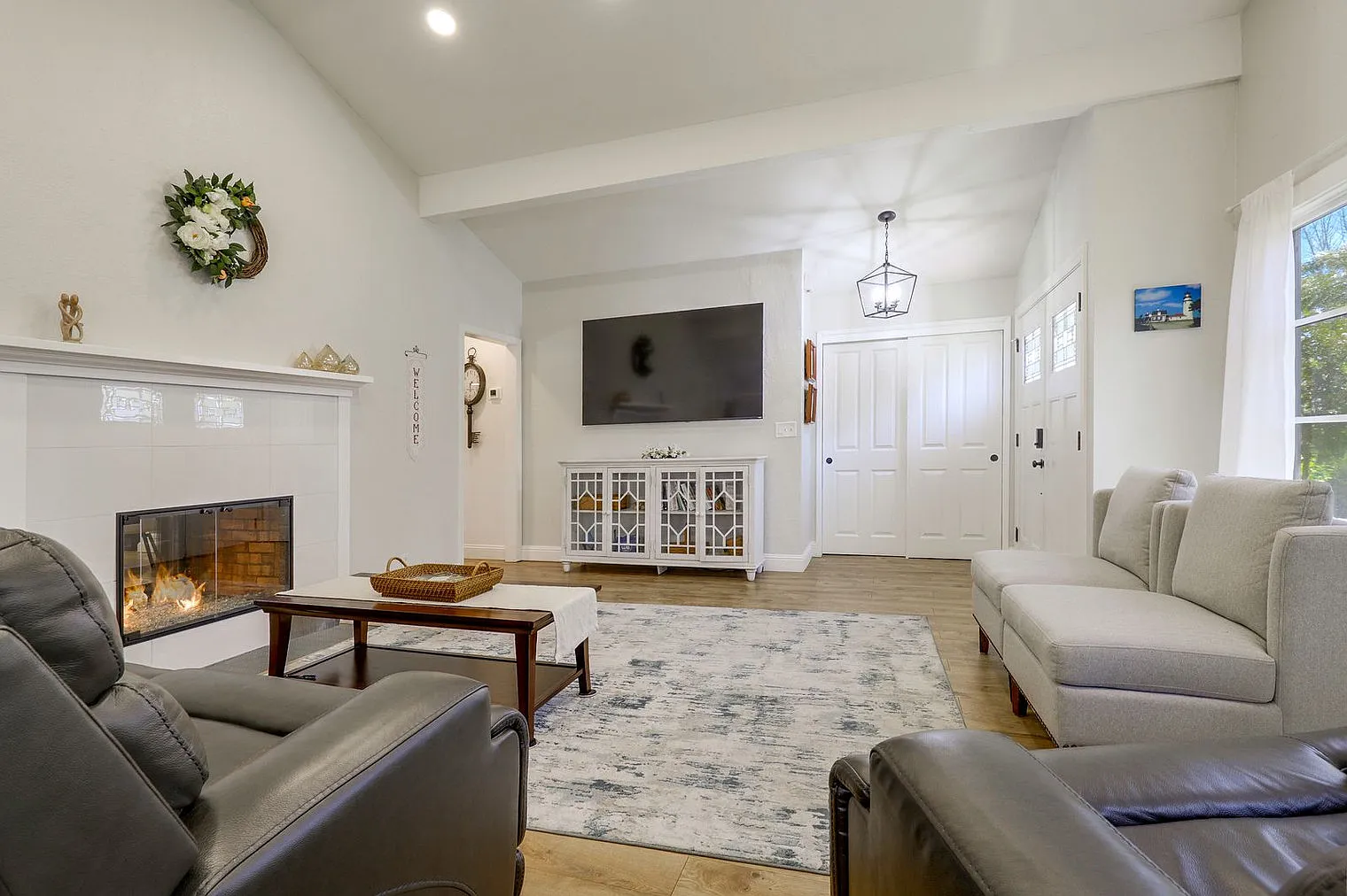 3 bed, 2.0 bath, 1689 sqft, $6,128 — Photo 1