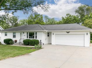 1529 Hillside Dr NW, Cedar Rapids, IA 52405