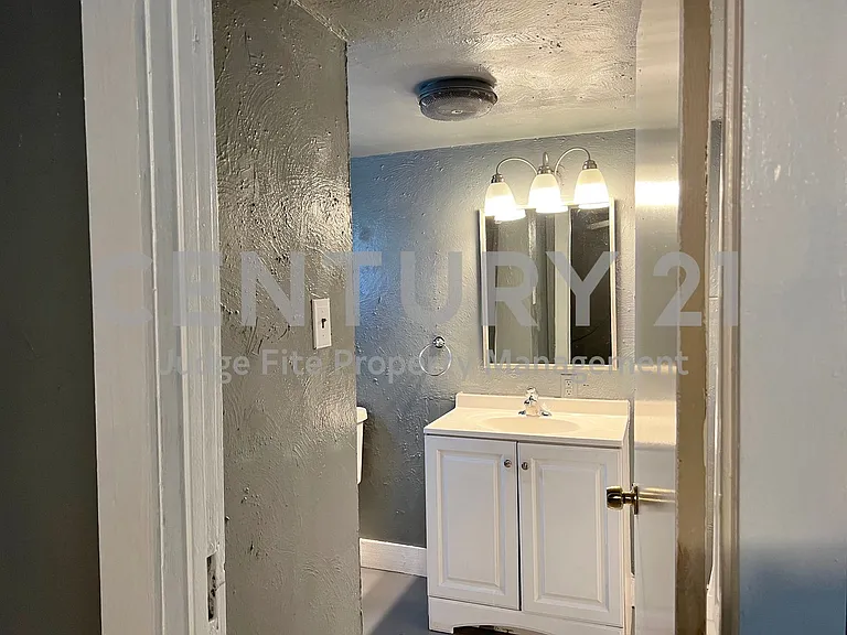 305 S Preston St #B — Photo 8