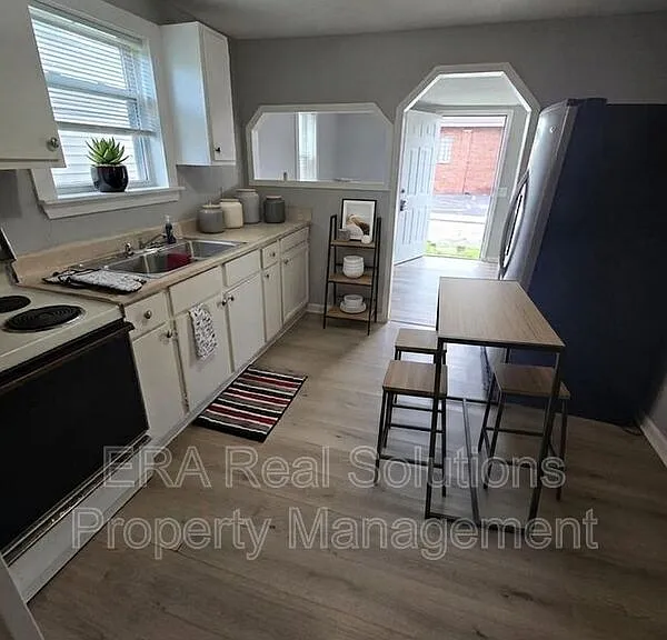 2400 Pomola St — Photo 7